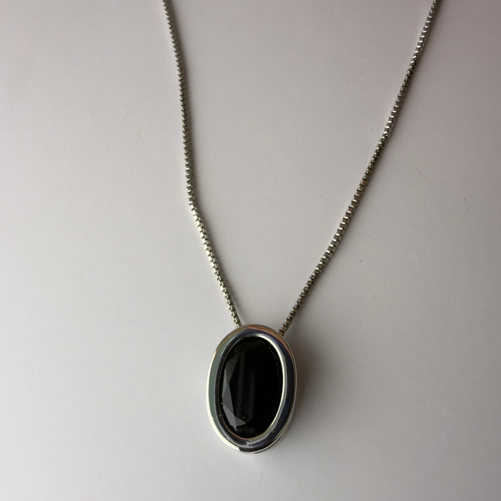 Colar Oval Noir